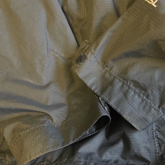 Women’s Northface 2.5 L Waterproof Jacket - Picture 2 of 3
